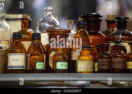 Arnhem, Pays-Bas, janvier 2020: Collection de bouteilles de pharmacie anciennes en verre brun et avec des étiquettes néerlandaises Banque D'Images