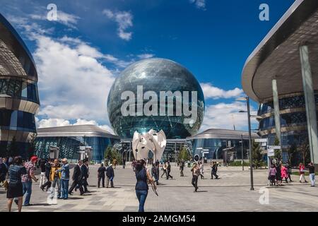 Vue sur le bâtiment de l'exposition Internationale spécialisée "Astana EXPO-2017" Banque D'Images