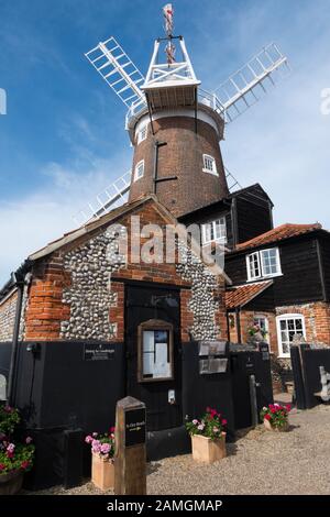 Le restaurant, le magasin et l'hébergement à Cley Windmill dans le village De Cley Next The Sea, North Norfolk, Royaume-Uni Banque D'Images