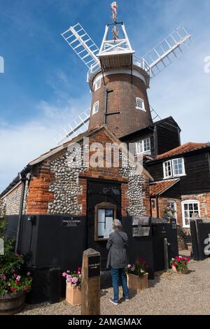 Le restaurant, le magasin et l'hébergement à Cley Windmill dans le village De Cley Next The Sea, North Norfolk, Royaume-Uni Banque D'Images