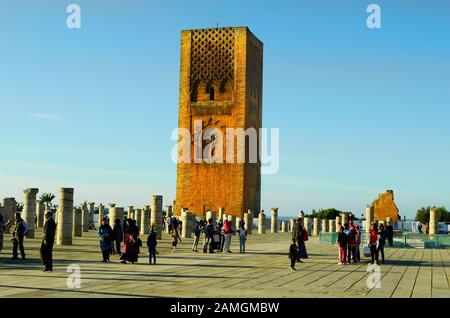 Rabat, Maroc - 18 novembre 2014 : des touristes non identifiés visitent la place de la tour Hassan - un monument de la ville Banque D'Images