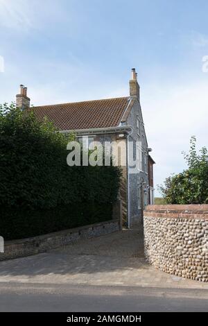 Maisons traditionnelles à silex dans le village De Cley Next The Sea, North Norfolk, Royaume-Uni Banque D'Images