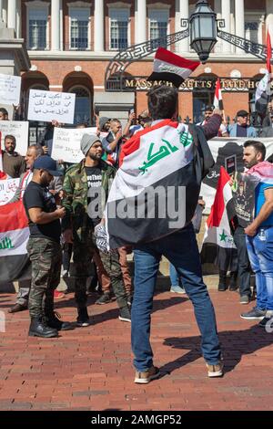 Boston, États-Unis, Oktober 5, 2019 manifestation irakienne à la maison d'État du Massachusetts. Les manifestants se prennent position contre le manque d'emplois et la corruption. Banque D'Images