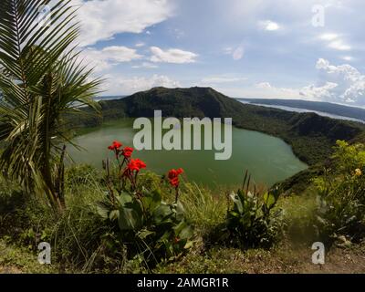 Vue sur le cratère du volcan Taal à Tagaytay, Philippines. Photo datant de 2018. Banque D'Images