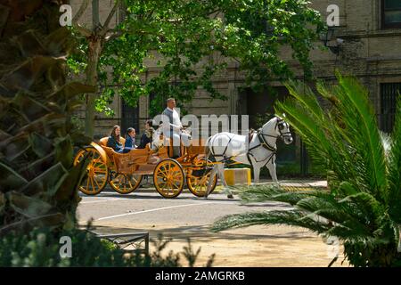 Randonnée à cheval et en voiture dans les rues de Séville, Andalousie, Espagne Banque D'Images