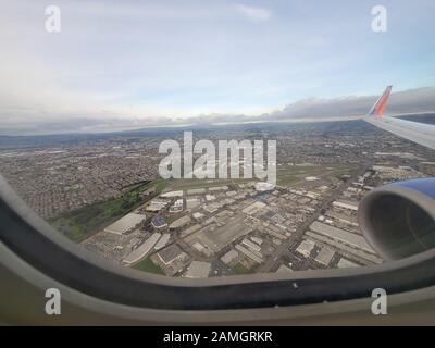 Vue grand angle sur les avions de Southwest Airlines, avec une pointe visible, survolant Oakland, Californie, le 8 janvier 2020. () Banque D'Images