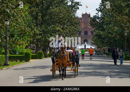 Excursion à cheval et en voiture dans le parc de la Plaza de Espana à Séville, Andalousie, Espagne Banque D'Images