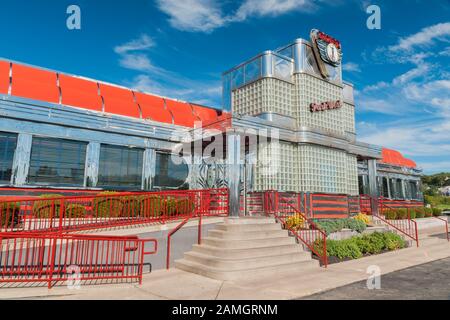 L Emblematique Style Art Deco A Park West Diner Un Restaurant Traditionnel Americain Bien Connu Avec Son Metal Email Et Chrome Poli Photo Stock Alamy