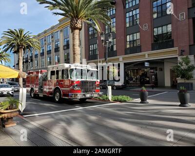 Le moteur incendie du département d'incendie de San Jose descend Santana Row dans la Silicon Valley, San Jose, Californie, 3 janvier 2020. () Banque D'Images