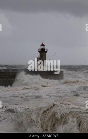 Spectaculaire mer agitée le soir. La bouche du fleuve Douro piers et balises du nord pendant une tempête de mer. Banque D'Images