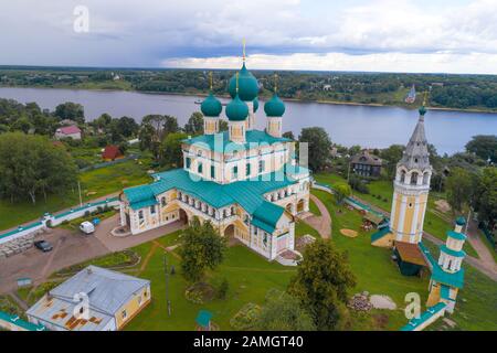 Cathédrale de la résurrection le jour de juillet nuageux (fusillade d'un quadricoptère). Tutaev (Romanov-Borisoglebsk), Russie Banque D'Images