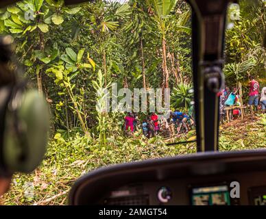 Les autochtones reçoivent des clients étrangers en hélicoptère dans la jungle de Bougainville Banque D'Images