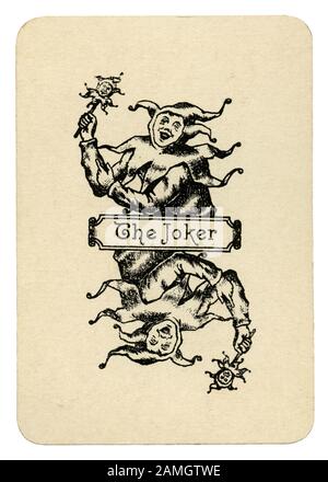 Un vieux jeu de carte avec une illustration de 'The Joker' - à partir d'un jeu de cartes de promotion d'un Clarke et l'ancienne Co Stirling Lowland Scotch whisky c.1910. La société a été fondée à Glasgow et Londres. Le Joker est représenté comme un fou ou imbécile et est titulaire d'un 'marotte' - un sceptre ou bâton prop avec une tête sculptée sur elle. À partir de l'anglais, c'est un marché de Noël' ou '(hochet) - souvent avec de petites cloches. Porté par un fou ou arlequin, la tête miniature reflète souvent (comme ici) le costume du bouffon qui transporte. Banque D'Images