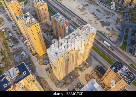 Vue aérienne de dessus construction à grande échelle d'un complexe résidentiel avec vue sur les grues de construction Banque D'Images