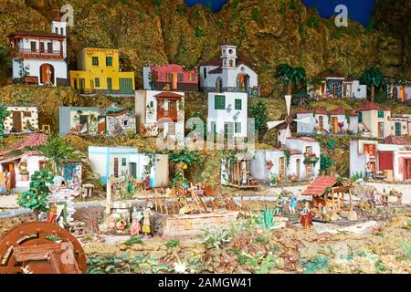 Candelaria, Tenerife, Espagne - 12 décembre 2019: Noël Belen - Statuette de personnes et maisons en miniature représentant de la vie de la ville Banque D'Images