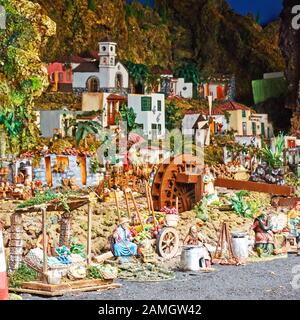 Candelaria, Tenerife, Espagne - 12 décembre 2019: Noël Belen - Statuettes de personnes et maisons en miniature représentant la vie de la vieille ville (marché) Banque D'Images