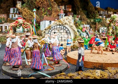 Candelaria, Tenerife, Espagne - 12 décembre 2019: Détail de Noël Belen - Statuettes de personnes et maisons en miniature représentant la vie de la vieille ville Banque D'Images