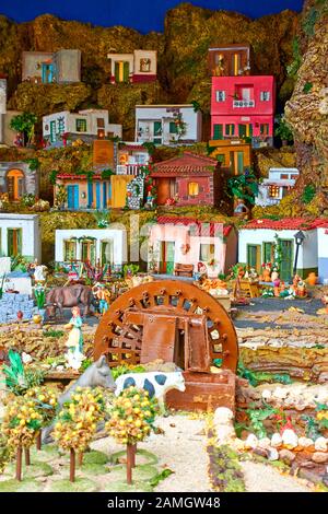 Candelaria, Tenerife, Espagne - 12 décembre 2019: Noël Belen - Statuettes de personnes et de maisons en miniature représentant la vie de vieux Bethléem Banque D'Images