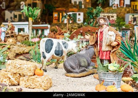 Candelaria, Tenerife, Espagne - 12 décembre 2019: Détail de Noël Belen - Statuettes de personnes et maisons en miniature représentant la vie de la vieille ville Banque D'Images