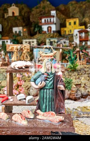 Candelaria, Tenerife, Espagne - 12 décembre 2019: Détail de Noël Belen - Statuettes de personnes et maisons en miniature représentant la vie de la vieille ville Banque D'Images