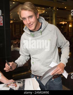 Stuart Broad et sa petite amie avec des membres de l'équipe de cricket d'Angleterre le matin après avoir fêté la rebelle des Ashes d'Australie lors d'une victoire historique au terrain de cricket ovale. Banque D'Images