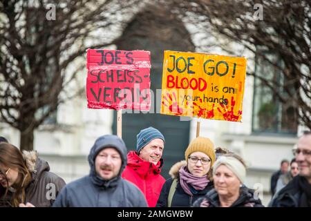 Munich, Bavière, Allemagne. 13 janvier 2020. En réponse à la reconfirmation par Siemens pour la construction de systèmes de commutation pour la mine de charbon Adani-Carmichael en Australie, des manifestations spontanées dans toute l'Allemagne ont été convoquées sur les sites Siemens, qui comprenaient une rébellion de l'extinction, puis une chaîne humaine. Trois jours seulement après la dernière manifestation au siège de Siemens à Munich, en Allemagne, le vendredi pour L'Avenir a de nouveau appelé à des manifestations sur le site. Joe Kaeser, de Siemens, a confirmé son partenariat avec la société minière Adani pour la construction d'équipements de commutation pour la mine Carmichael en Australie, un mouvement c Banque D'Images