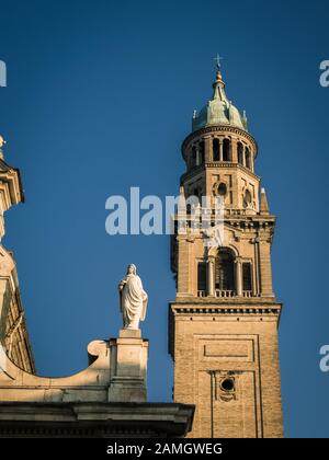 Détail d'un clocher d'église dans la ville italienne de Parme. Pendant le coucher du soleil Banque D'Images