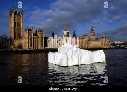 Un ours polaire sur un Iceberg flottant sur la Tamise au-delà des Chambres du Parlement partie d'un retard de publicité pour lancer une nouvelle chaîne de télévision d'Histoire naturelle. Banque D'Images