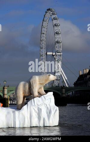 Un ours polaire sur un Iceberg flottant sur la Tamise au-delà des Chambres du Parlement partie d'un retard de publicité pour lancer une nouvelle chaîne de télévision d'Histoire naturelle. Banque D'Images
