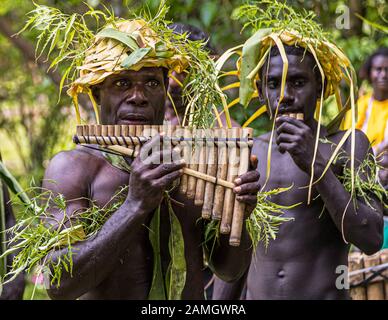 Sing-Sing traditionnel avec des invités étrangers sur l'île de Tautsina, Bougainville, Papouasie-Nouvelle-Guinée Banque D'Images