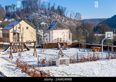 Europe, Luxembourg, Septfontaines, aire de jeux pour enfants près de l'école primaire de Mierscherstrooss dans la neige Banque D'Images