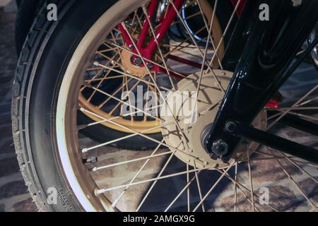 Le détail de l'ancienne moto avec une partie du châssis, de la suspension et de la roue avant avec laçage. Banque D'Images