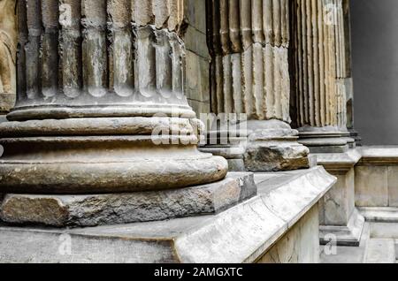 Colonne antique d'un immeuble proche. Banque D'Images