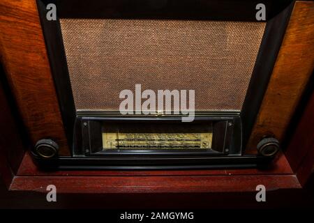 L'ancien récepteur radio rétro en bois est en très bon état. L'artefact de design ancien. Banque D'Images