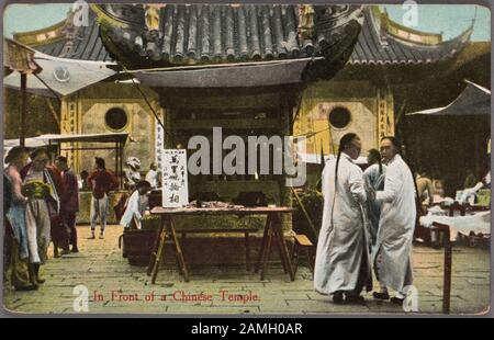 Carte postale illustrée d'un groupe d'hommes portant des peignoirs traditionnels et des coiffures de queue devant un temple chinois, publiée par Chrom, 1915. De La Bibliothèque Publique De New York. () Banque D'Images