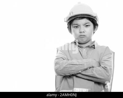 Studio shot of angry boy japonais construction worker with arms crossed Banque D'Images