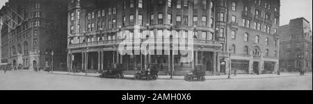 Photo panoramique de Plaza Bank, Ramsdell Drug and Co, Hotel Savoy et The Netherland Hotel sur la Cinquième Avenue, New York City, par le photographe Burton F. Welles, publié par Welles and Co, 1911. De La Bibliothèque Publique De New York. () Banque D'Images