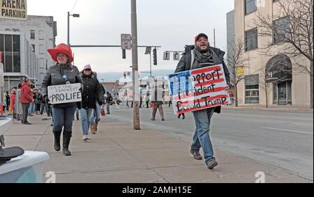 Les partisans de Trump en route vers le rassemblement du 9 janvier 2020 à Tolède, Ohio, ont des signes montrant leur soutien à Trump. Banque D'Images