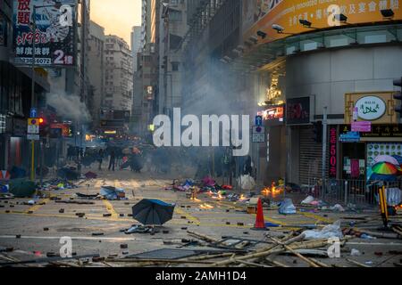 PolyU, Hong Kong - Nov 18, 2019 : Le deuxième jour du Siège de PolyU. Les manifestants à l'intérieur d'essayer de rescus polyU. Banque D'Images