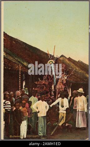 Carte postale illustrée d'un groupe de personnes locales participant à un festival à Buitenzorg, Bogor, Java, Indonésie, 1910. De La Bibliothèque Publique De New York. () Banque D'Images