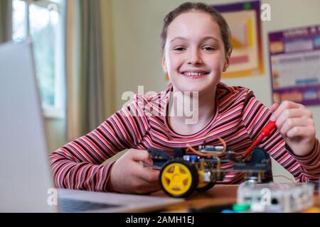 Portrait De La Voiture Robot De Bâtiment Pour Élèves Femmes Dans La Leçon De Science Scolaire Banque D'Images