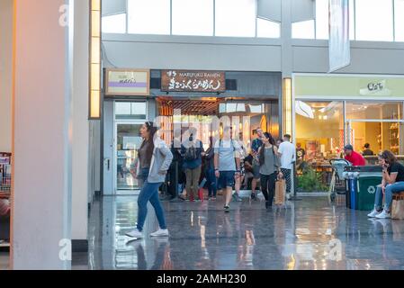 Les gens attendent à l'extérieur de Marufuku Ramen, parmi les restaurants les plus populaires de San Francisco, dans le centre commercial du Japon Center dans le quartier japonais de San Francisco, Californie, 5 octobre 2019. () Banque D'Images