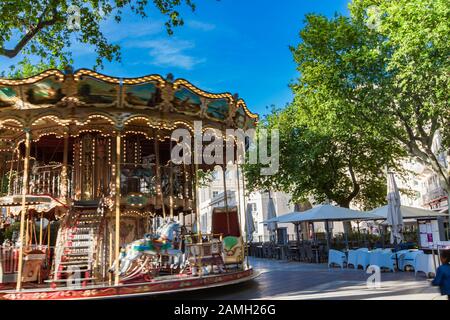 Avignon, FRANCE - 28 AVRIL 2019 : Carssel Belle Epoque merry-Go-round dans le centre historique d'Avignon, France. Cette belle traditionnelle c Banque D'Images