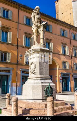 Bologne, ITALIE - 15 FÉVRIER 2018 : statue du physicien italien Luigi Galvani à Bologne, Italie. La statue a été réalisée par le sculpteur italien Adalberto Cencetti Banque D'Images