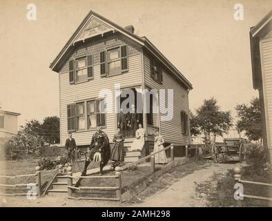 Photographie ancienne de la série 1890, « maison d'une famille Scotch à Garfield, New Jersey; le jeune homme en costume Highland Scotch. » SOURCE : PHOTO originale Banque D'Images