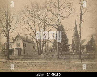 Photographie ancienne de la C1890, église épiscopale et presbytère à South Amboy NJ, New Jersey. L'église est l'église épiscopale du Christ située au 220, rue Main. SOURCE : PHOTO ORIGINALE Banque D'Images