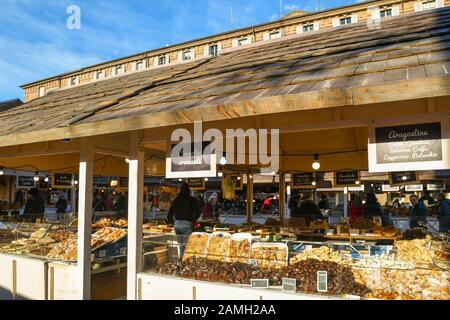 Un stand de restauration vendant des calées et de la délicatesse au marché traditionnel de Noël sur la place Piazza Castello dans un ensoleillé Noël Eve, Turin, Piémont, Italie Banque D'Images