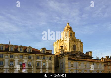 Dôme de l'Église royale du Saint-Laurent (Real Chiesa di San Lorenzo), église de style baroque de Turin adjacente au Palais Royal, Piémont, Italie Banque D'Images