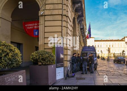Aperçu de la Piazza Castello, dans le centre de Turin, avec des policiers italiens en face du Palazzo della Regione dans une journée ensoleillée, Piémont, Italie Banque D'Images