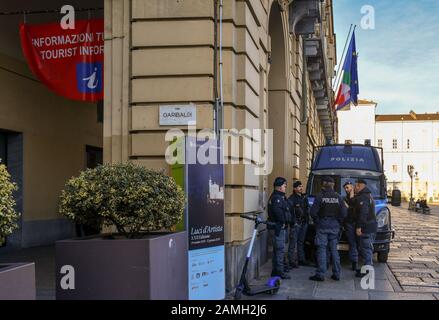 Aperçu de la Piazza Castello, dans le centre de Turin, avec des policiers italiens en face du Palazzo della Regione dans une journée ensoleillée, Piémont, Italie Banque D'Images